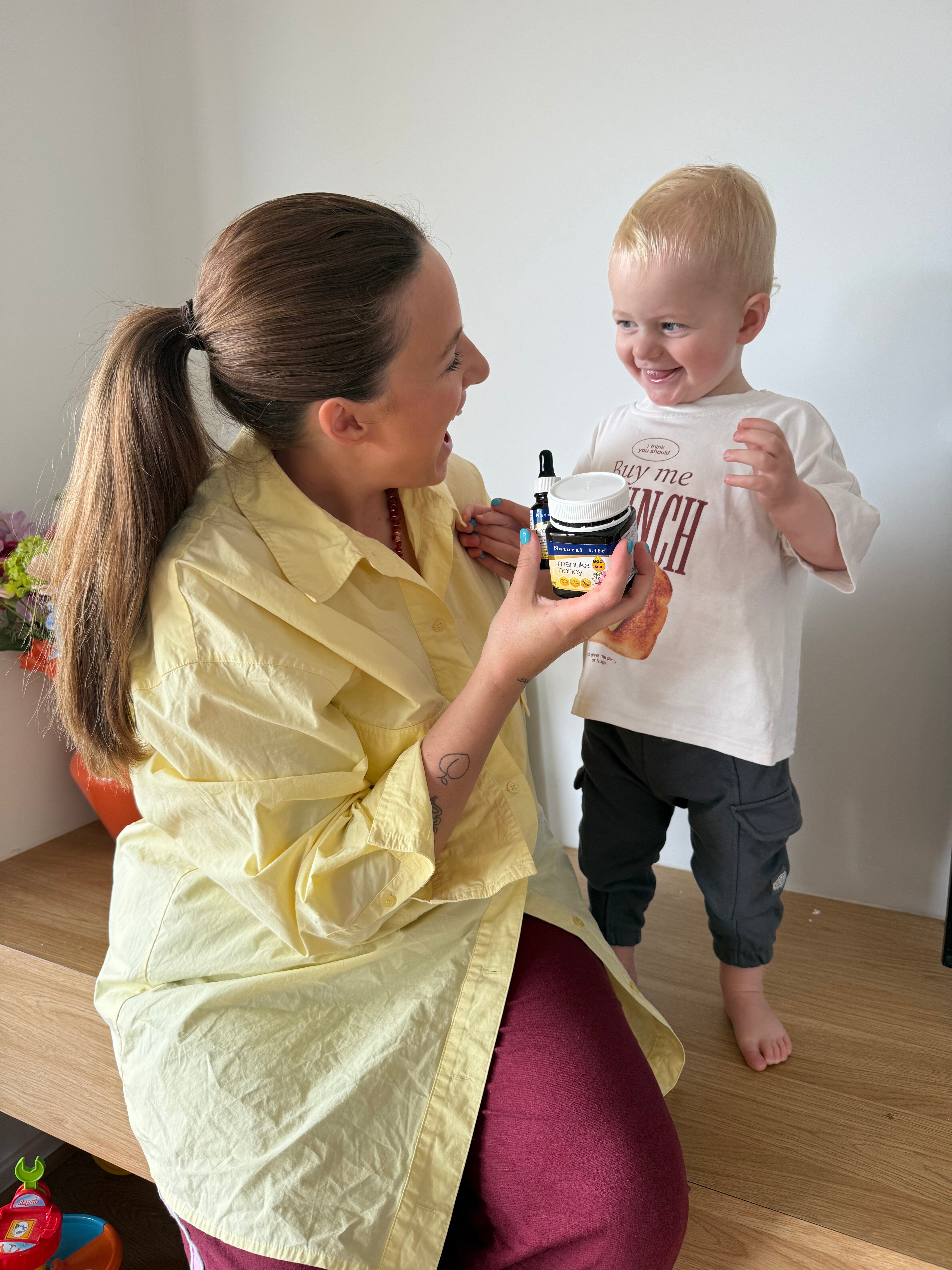 Manuka Honey Benefits: 10 Science-Backed Health Uses and Properties