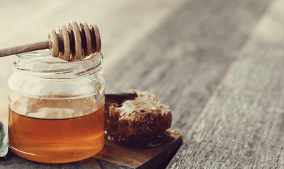 Honey Vs Sugar – 8 reasons raw honey is the winner!